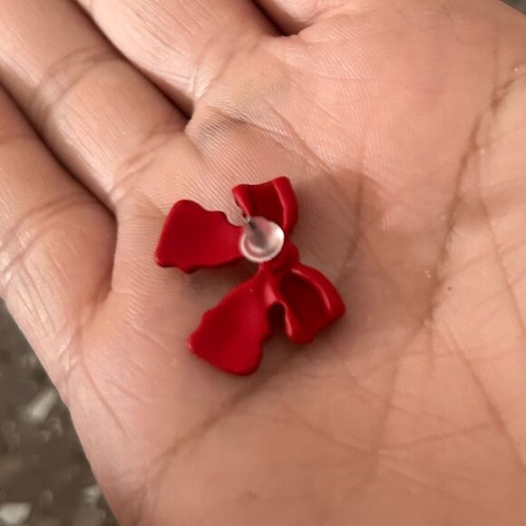Beautiful Red Bow stud earrings - Picture 3 of 3